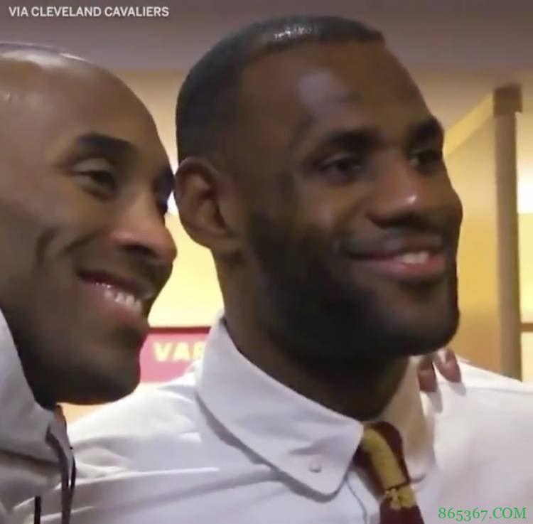 历史上的今天:科比克城告别战 赛后签名原味球鞋赠予詹姆斯