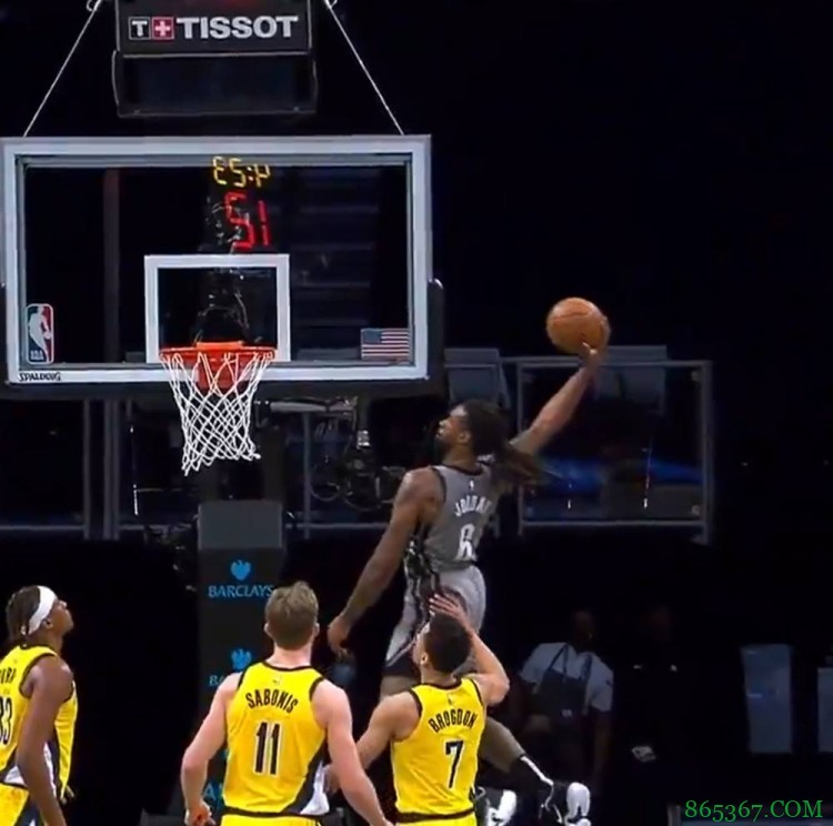 帅!欧文左手炫酷运球晃开小萨 助攻小乔丹单手写意炸筐