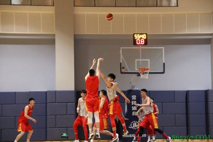 男篮集训队大合影：此前受伤的郭艾伦、贺希宁在列 目前仅14人