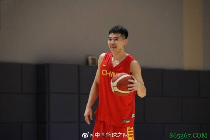 男篮集训队大合影：此前受伤的郭艾伦、贺希宁在列 目前仅14人