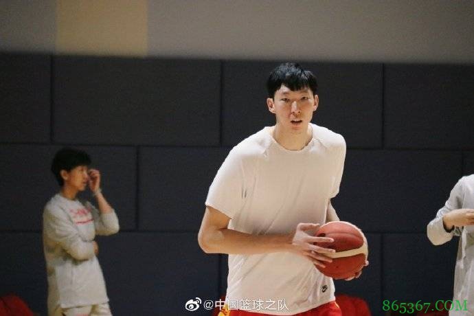 男篮集训队大合影：此前受伤的郭艾伦、贺希宁在列 目前仅14人