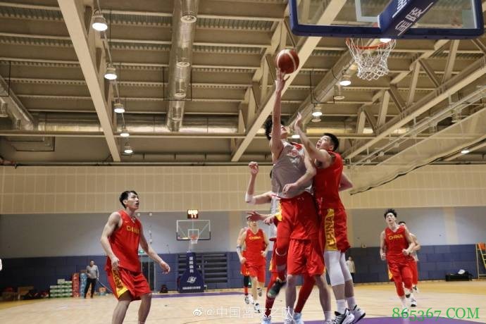 男篮集训队大合影：此前受伤的郭艾伦、贺希宁在列 目前仅14人