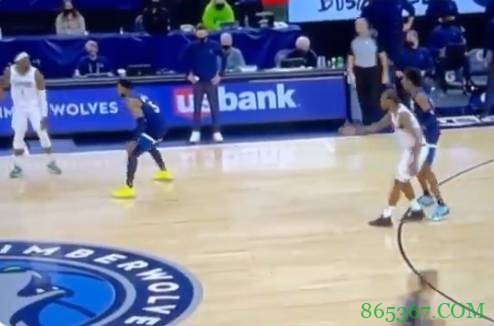 心里没点儿数吗?最后时刻雷吉犹豫不给小卡球 随后传球失误+犯规