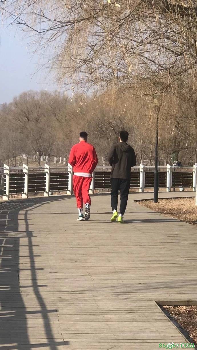 贺天举晒与李晓旭公园慢跑照：玄冥二老除夕约跑