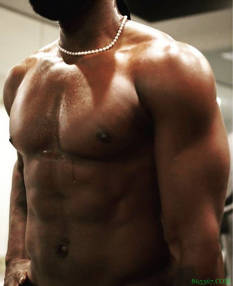 我上我也行!韦德更新INS晒图秀肌肉