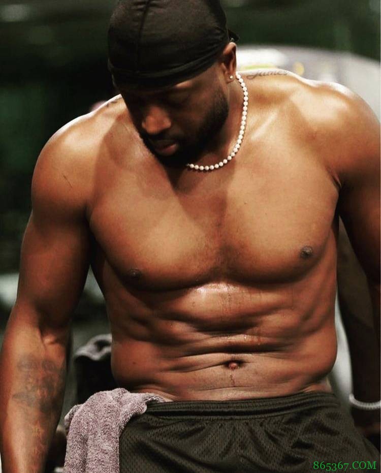 我上我也行!韦德更新INS晒图秀肌肉