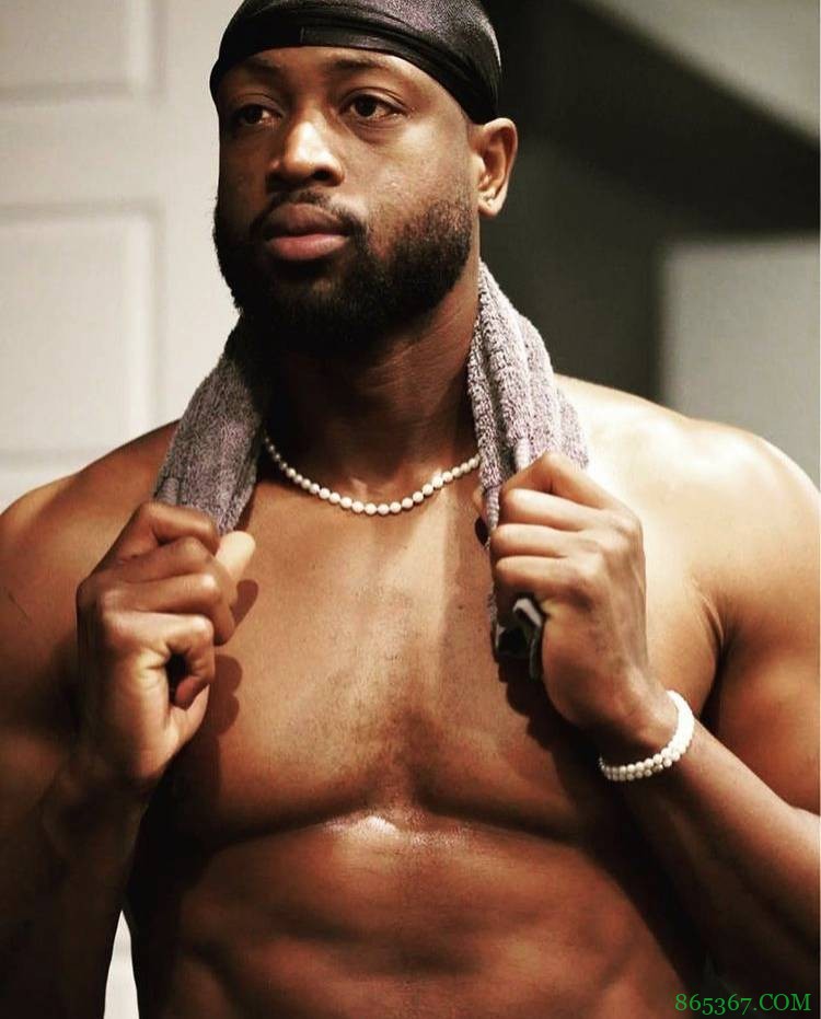 我上我也行!韦德更新INS晒图秀肌肉