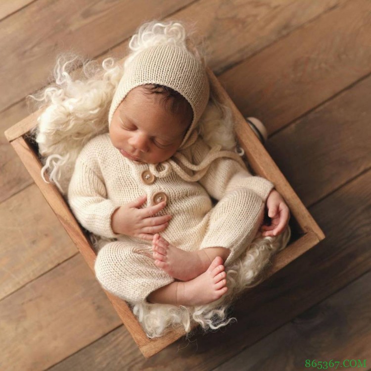 字母哥社媒晒照庆祝儿子满周岁:今天!明天!永远都爱你!