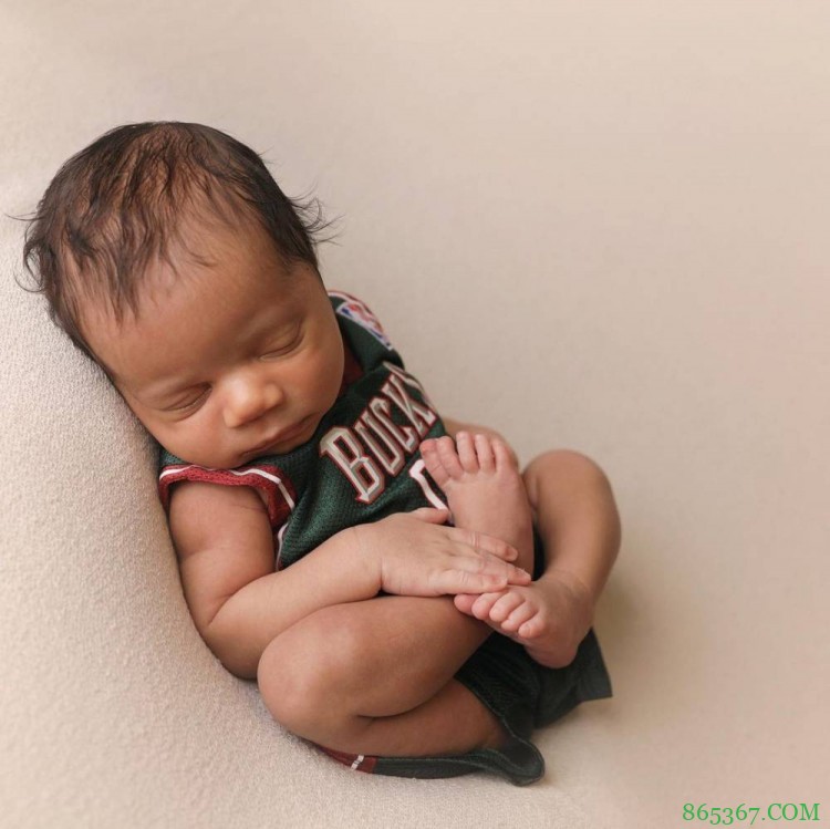 字母哥社媒晒照庆祝儿子满周岁:今天!明天!永远都爱你!