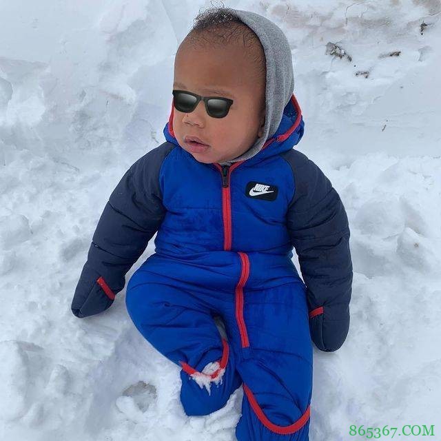 字母哥社媒晒照庆祝儿子满周岁:今天!明天!永远都爱你!