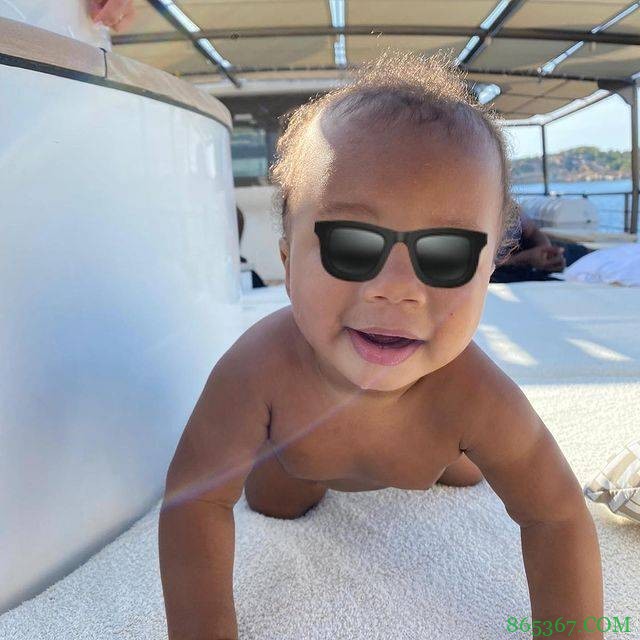 字母哥社媒晒照庆祝儿子满周岁:今天!明天!永远都爱你!