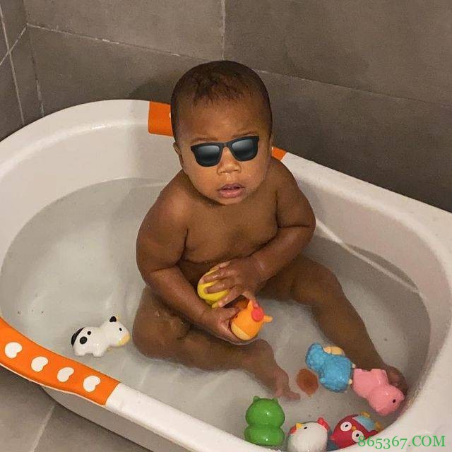 字母哥社媒晒照庆祝儿子满周岁:今天!明天!永远都爱你!