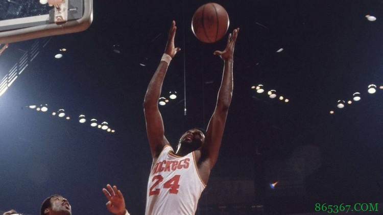 历史上的今天：摩西-马龙怒摘21前场篮板 创NBA记录