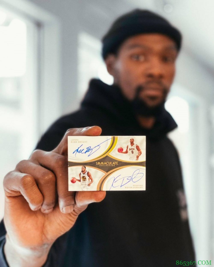 杜兰特展示与科比联名帕尼尼球星卡