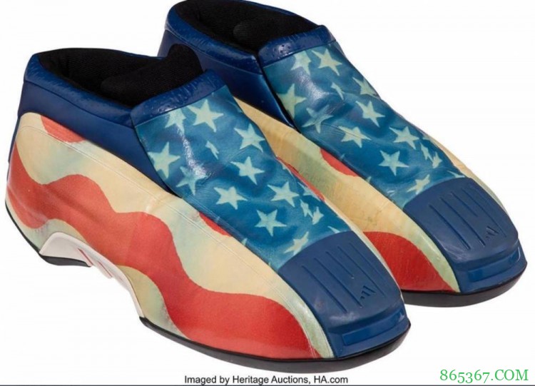 科比02年送给詹姆斯的球鞋被拍卖 后者曾穿它面对甜瓜轰下36分