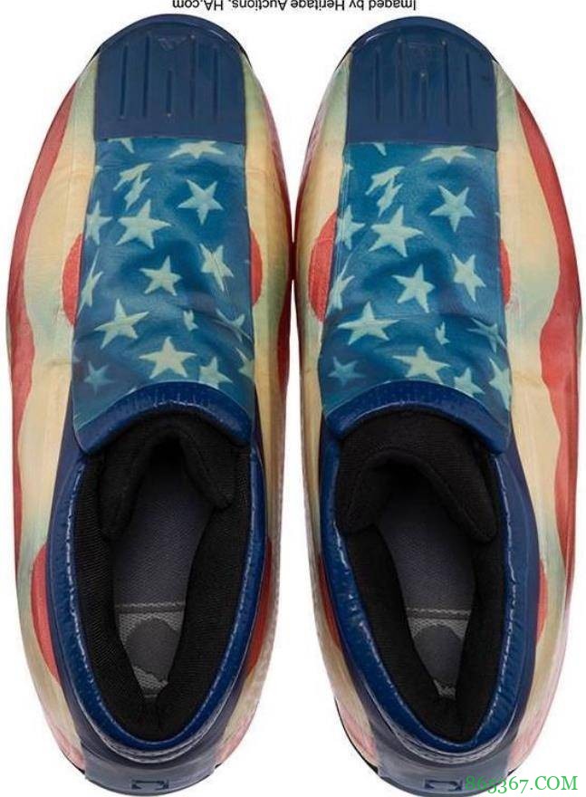 科比02年送给詹姆斯的球鞋被拍卖 后者曾穿它面对甜瓜轰下36分