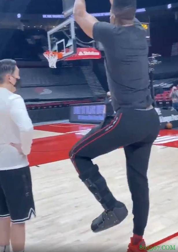 CJ现身训练场 左脚穿着保护靴 金鸡独立命中三分