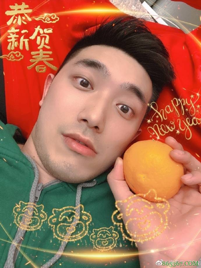 吴冠希吹萨克斯祝球迷新年快乐 张常宁:是不是棒棒哒?