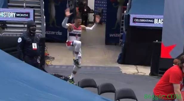 性感威少？第二节开始前设备出故障 威少跳舞保持身体温度