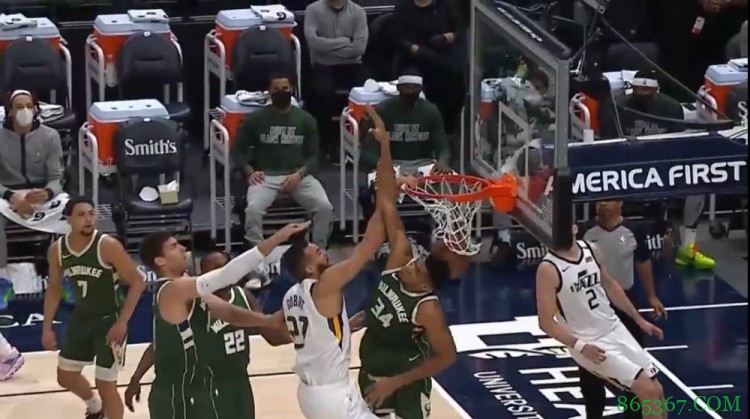 顶薪对顶薪！戈贝尔单臂隔扣字母哥