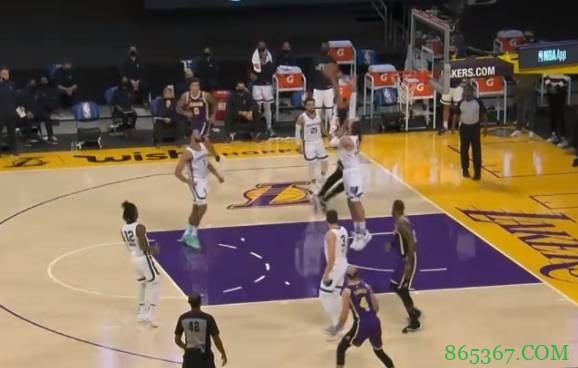 久违的连线！詹姆斯分球 跟进的浓眉高高跃起双手暴力劈扣