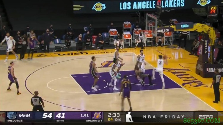 官方:詹姆斯和库兹马在昨日比赛中有假摔情况 被联盟警告