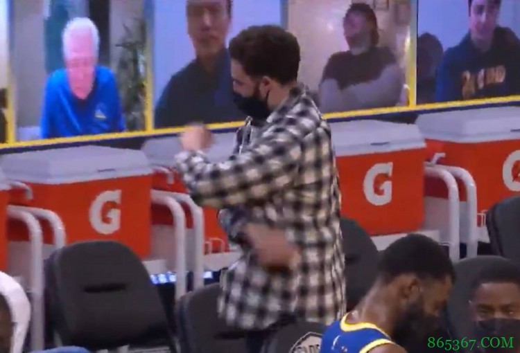 勇士大比分落后 格子衬衫克莱场边不开心怒扔毛巾