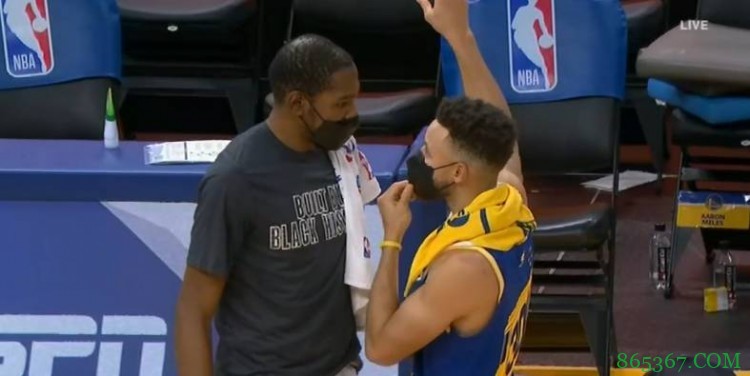 杜兰特库里赛后拥抱后亲切交流 随后开怀大笑各自走开