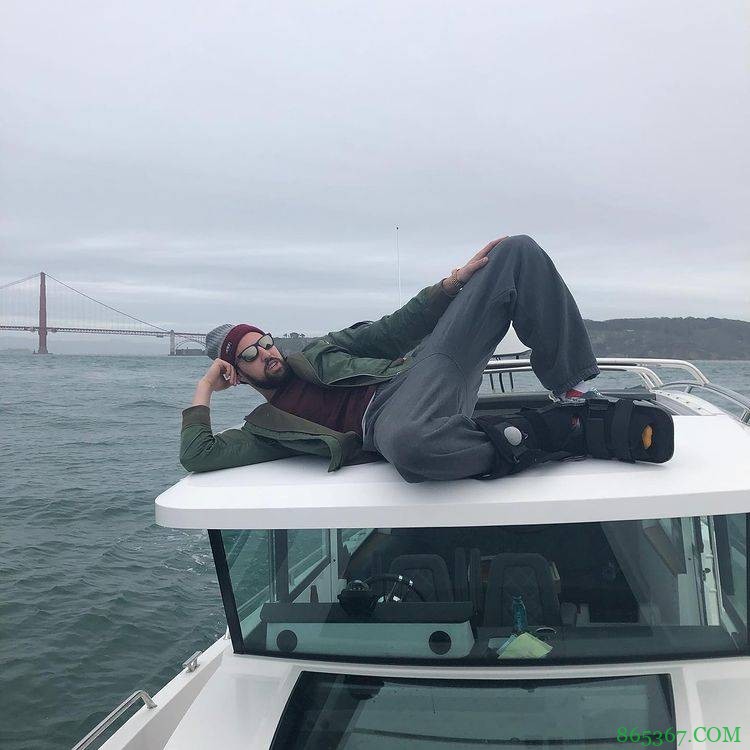 来自单身狗的问候~ 克莱晒照泛舟海上:每个人都爱每个人