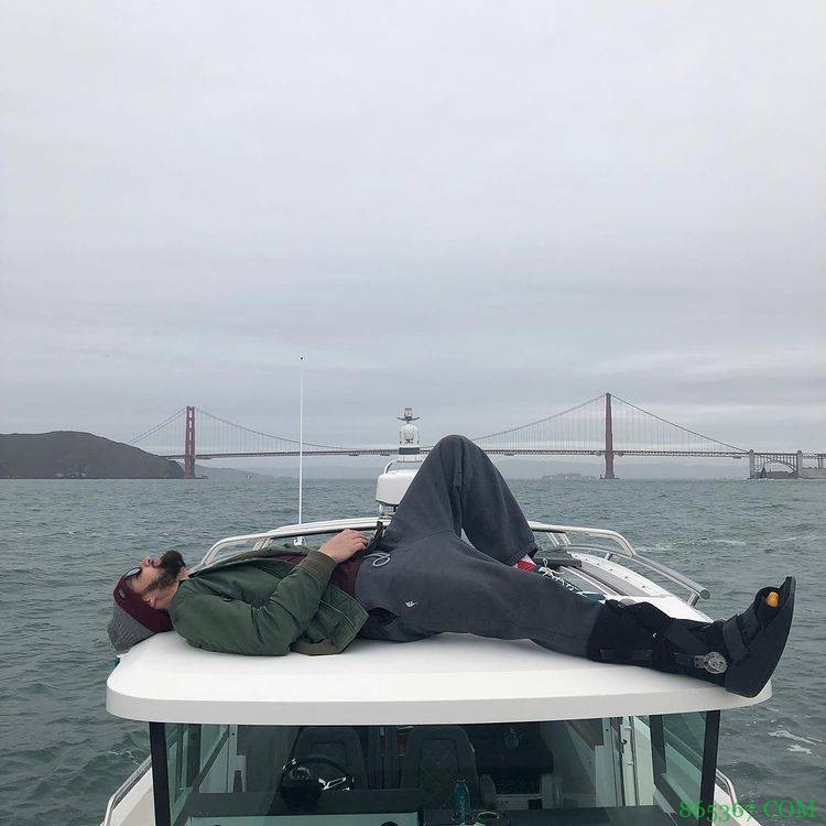 来自单身狗的问候~ 克莱晒照泛舟海上:每个人都爱每个人