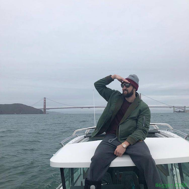 来自单身狗的问候~ 克莱晒照泛舟海上:每个人都爱每个人