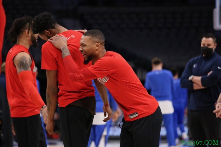 笑尿了!考文顿扣篮热身时把裤子扣掉了 利拉德见状开怀大笑