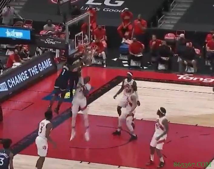 状元爱德华兹挡拆后杀入内线 双手隔扣布歇