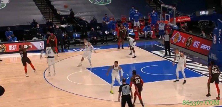 午时已到！利拉德单挑史密斯虚晃后撤步命中关键三分