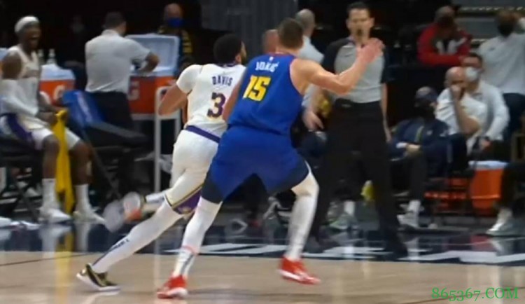 盼无碍！浓眉脚部受伤 一瘸一拐返回更衣室 明日将接受详细检查