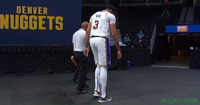 盼无碍！浓眉脚部受伤 一瘸一拐返回更衣室 明日将接受详细检查