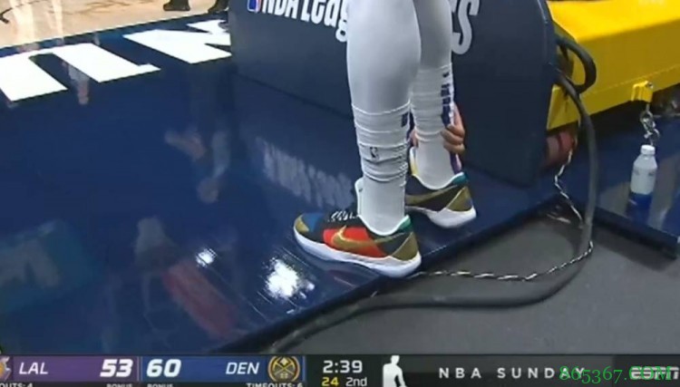 盼无碍！浓眉脚部受伤 一瘸一拐返回更衣室 明日将接受详细检查