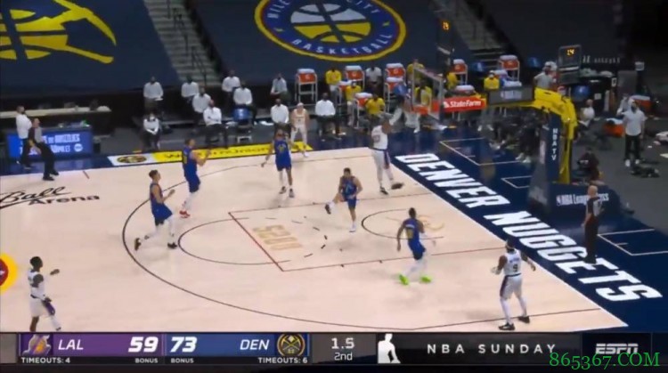 燃！詹姆斯后场带球过人中路直杀篮下上演单手滑翔暴扣