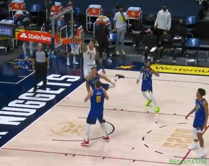 雷霆万钧！波普三分不中 库兹马起飞补扣掀翻小波特