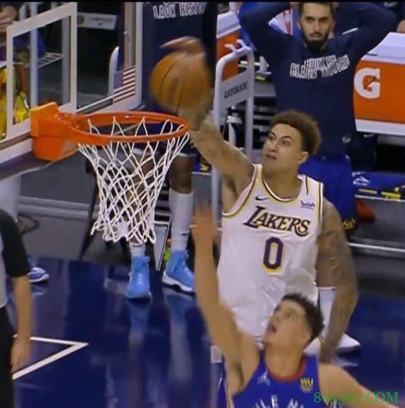 雷霆万钧！波普三分不中 库兹马起飞补扣掀翻小波特