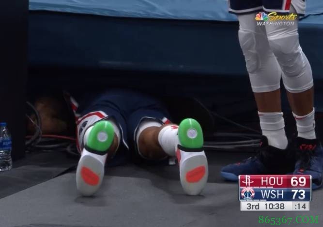 接地气领袖！比尔钻进广告牌下方掏球