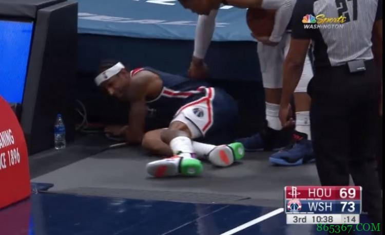 接地气领袖！比尔钻进广告牌下方掏球