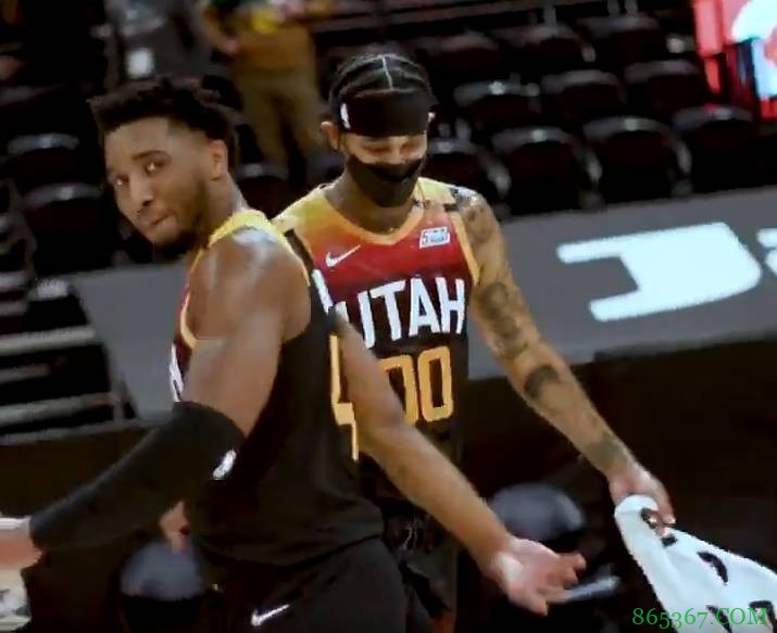 米切尔赛后“浇水”为克拉克森降温&发文盛赞:最佳第六人!!!