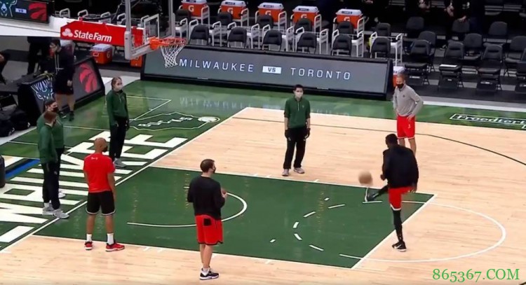 这么准?西亚卡姆赛前展示足球技巧 一脚把球射入篮筐