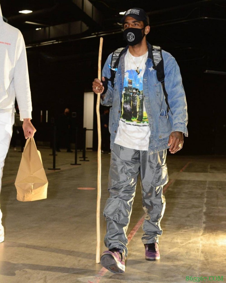 丐帮帮主？欧文今日缺阵 造型独特手持长棍入场惹眼