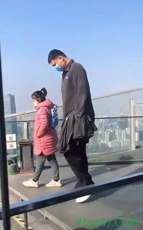 姚明与女儿一起现身上海东方明珠 父女身高引关注