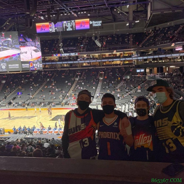 布克女友詹娜昨日现场观战太阳篮网之战 帮球迷拍留念合影