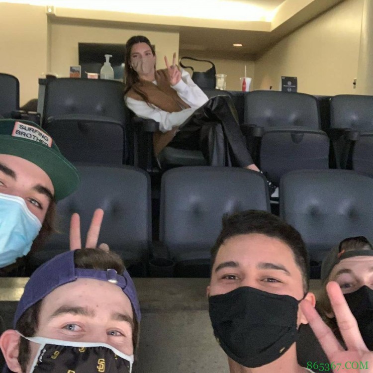 布克女友詹娜昨日现场观战太阳篮网之战 帮球迷拍留念合影