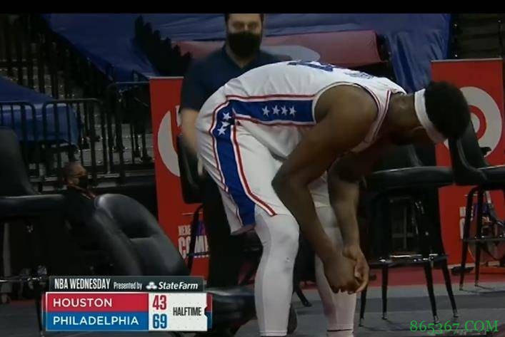 被抬走了！火箭半场仅得43分 落后76人26分