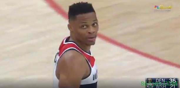 用力过猛!威少底线加速超车 直接把球传到替补席